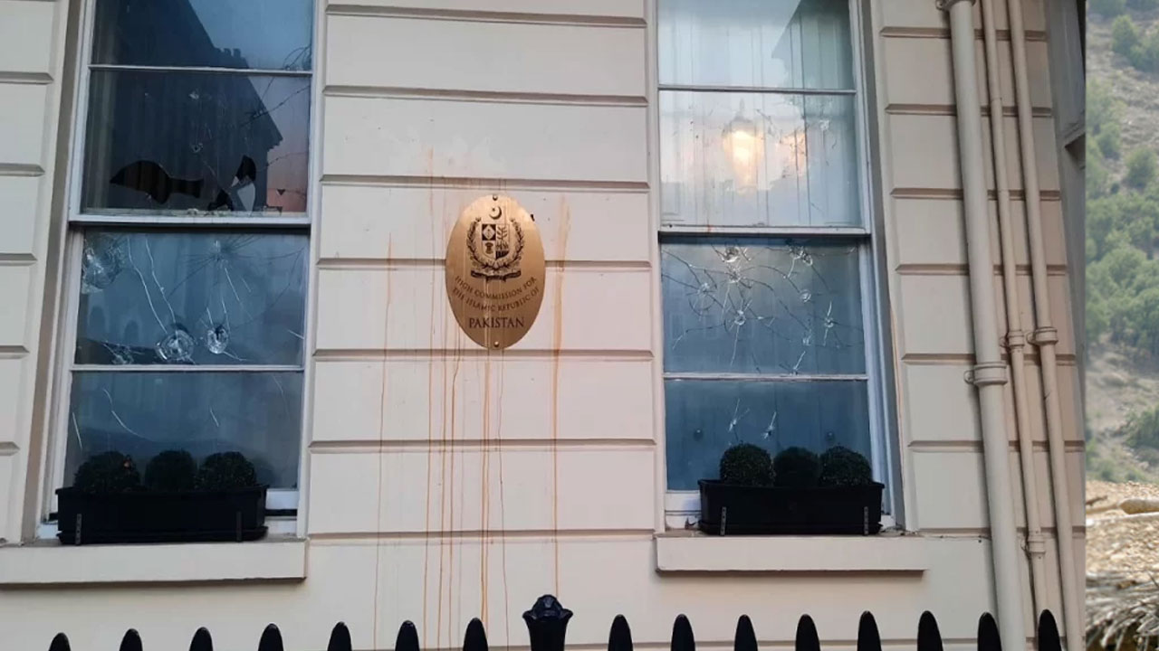 ভারতীয়দের বিক্ষোভের পর লন্ডনে পাকিস্তান হাইকমিশনে হামলা